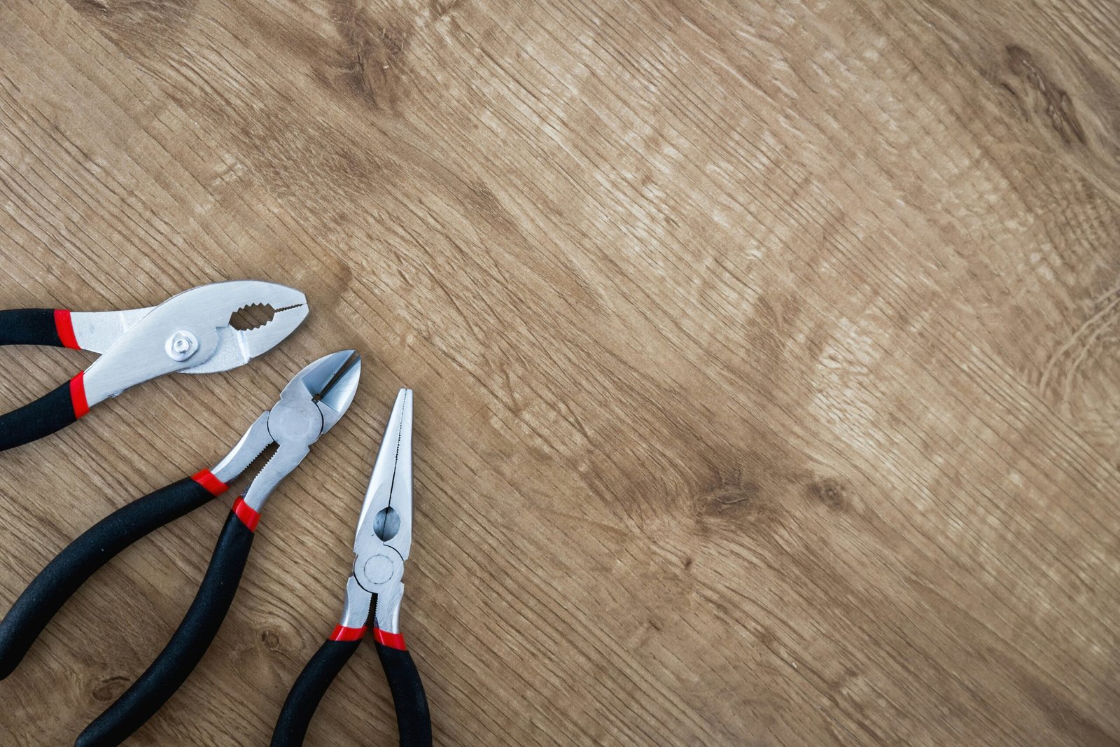 Read more about the article 5 Essential Pliers to Have for Any Home Project in 2024