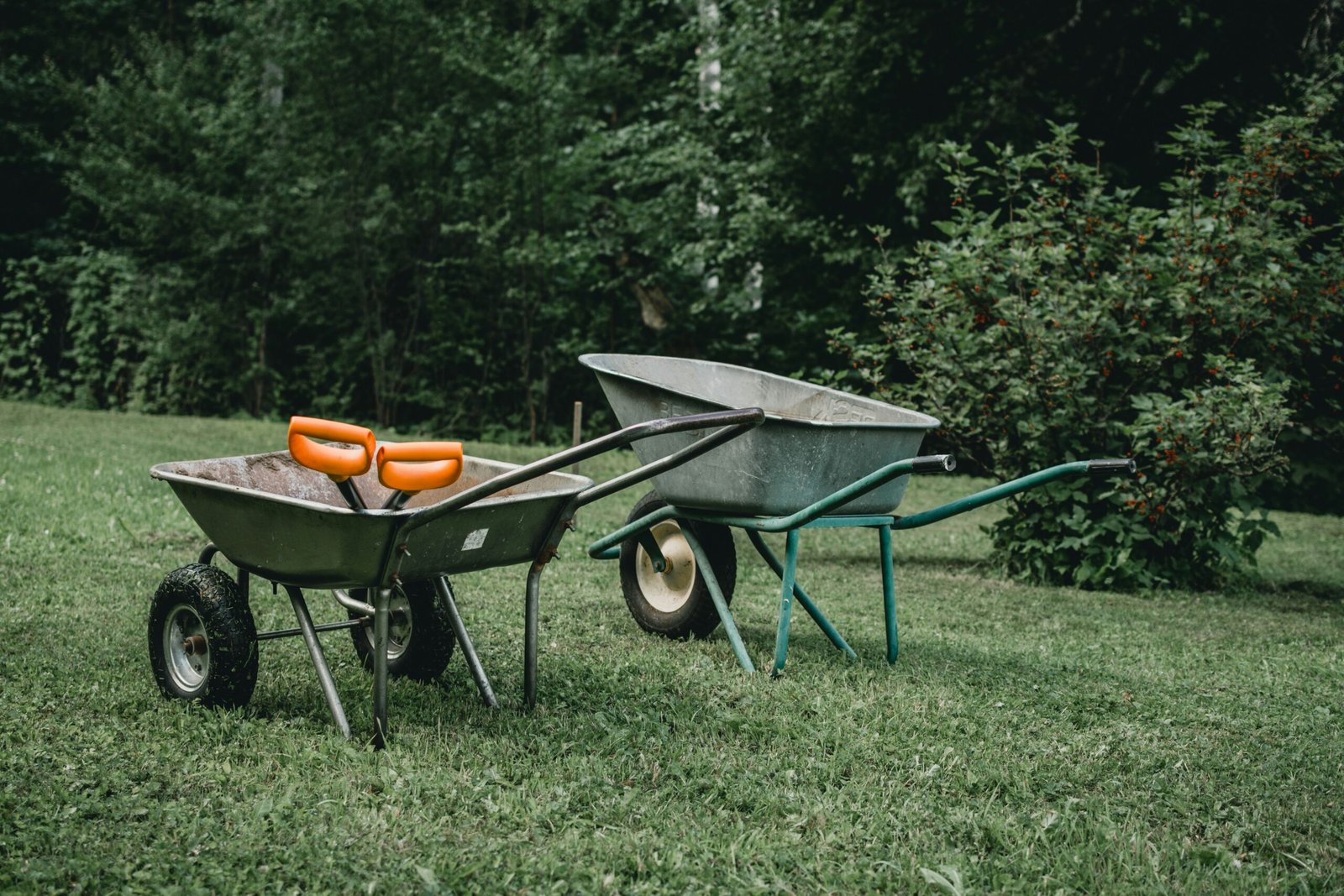 You are currently viewing 5 Best Wheelbarrows with Steel Handles and Flat Free Tires