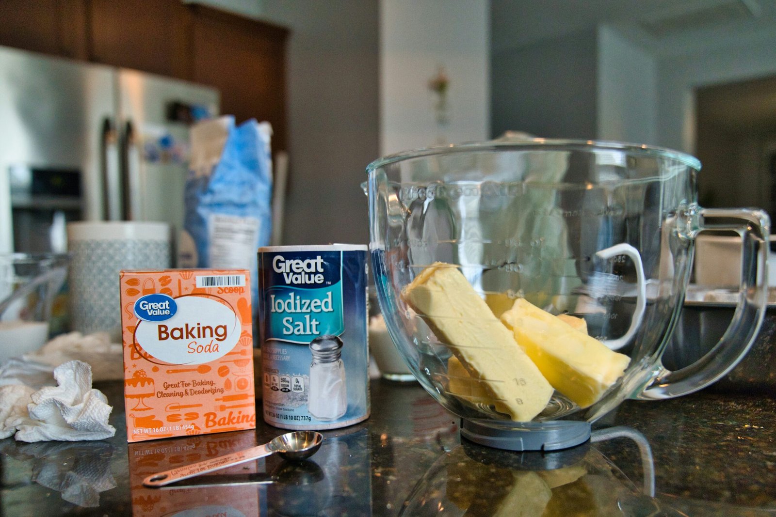 Read more about the article The Ultimate Guide to Using Baking Soda: Cleaning Hacks for Home and Business