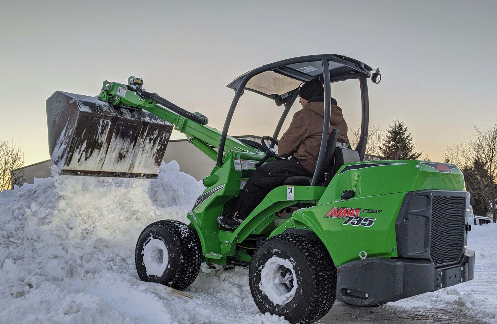 Read more about the article Essential Tips for Safely Removing Snow Without Hurting Your Back