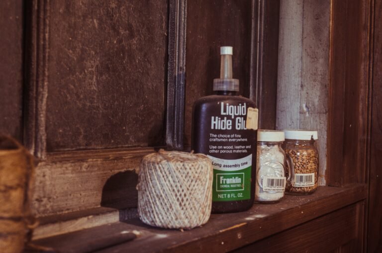 The Complete Guide to Wood Glue: Types, Applications, and Strength Comparisons