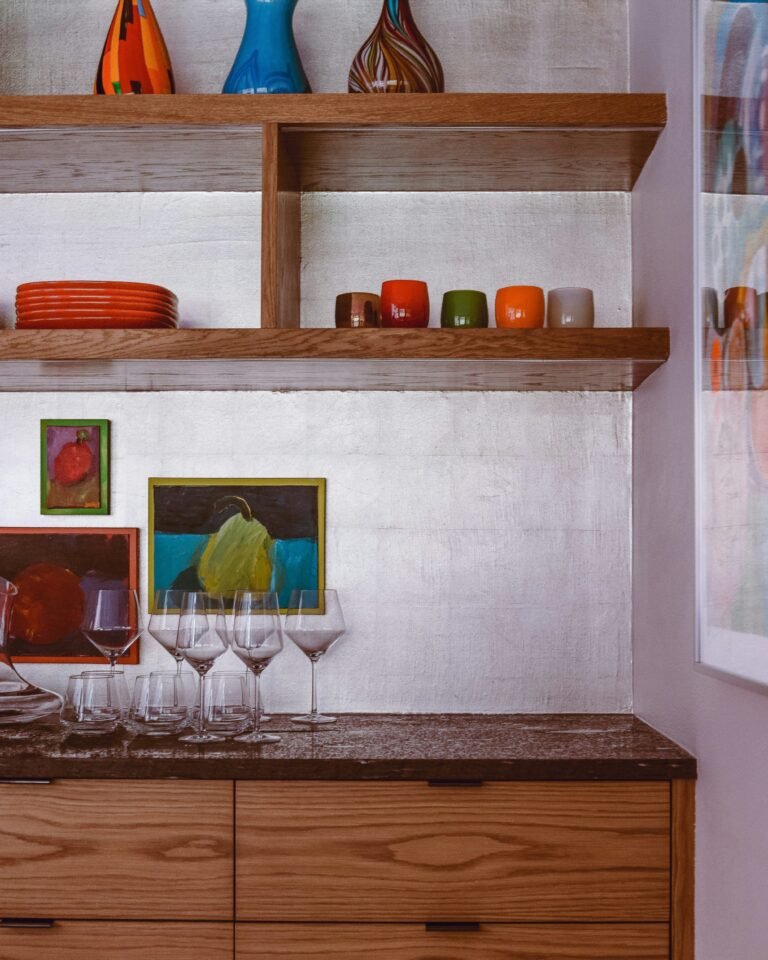 The Great Debate: Open Shelving vs. Cabinets – Why It Always Starts an Argument